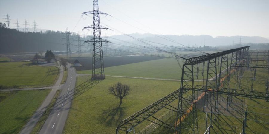 Diese Hochspannungsleitungen leiten den Strom zur Schaltanlage «Stern von Laufenburg» der Netzbetreiberin Swissgrid im Kanton Aargau. Über diese Anlage wird der Strom zwischen der Schw...