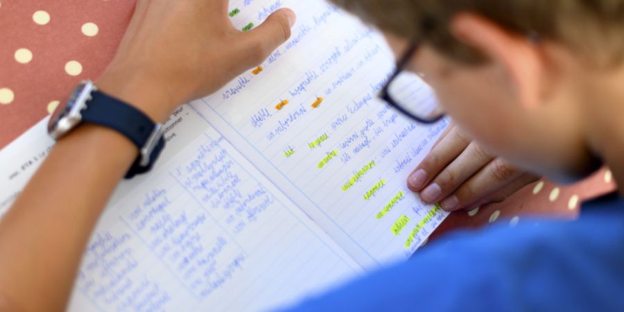 Ein späterer Schulstart verbessert die psychische Verfassung von Schülerinnen und Schülern. (Symbolbild)