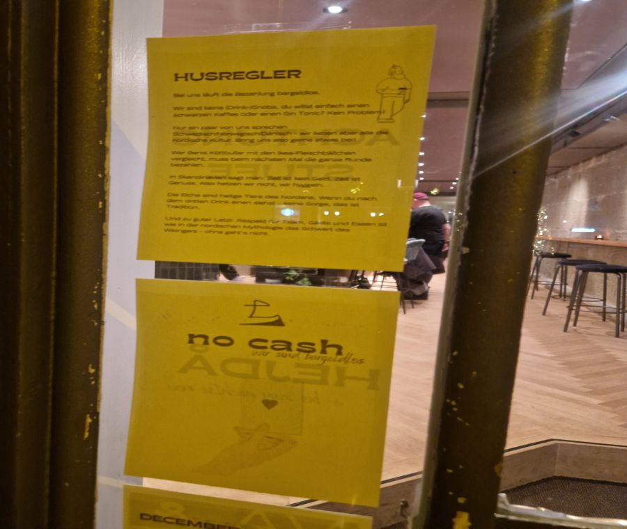 Das ist bereits am Eingang so ausgewiesen. Sowie auch auf der Karte.