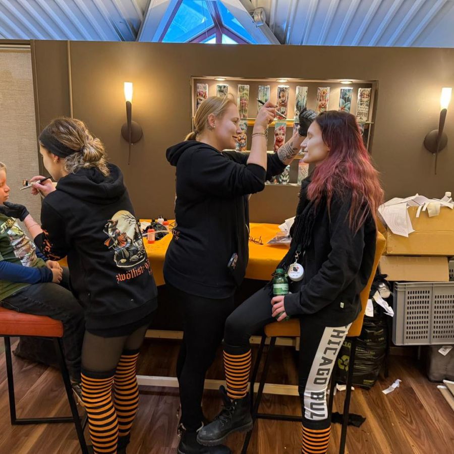 «Wir nähen unsere Kostüme selber», sagt Claudia Leslie. Es sei immer mit Kosten verbunden, wenn diese wegen solcher Sprays beschädigt würden.