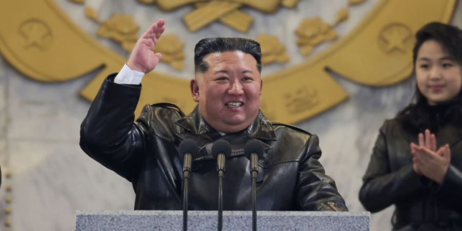 dpatopbilder - HANDOUT - Die von der staatlichen nordkoreanischen Nachrichtenagentur KCNA am 26.02.2026 zur Verfügung gestellte Aufnahme zeigt nach Angaben von KCNA den Machthaber von ...