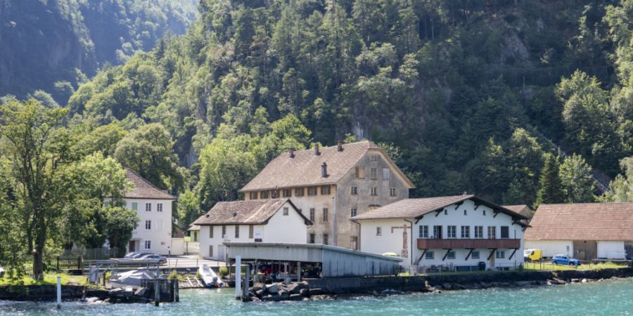 Ein Seeansicht des ehemaligen Areal der Sprengstofffabrik Cheddite in Isleten zwischen Seedorf und Bauen am Urnersee.