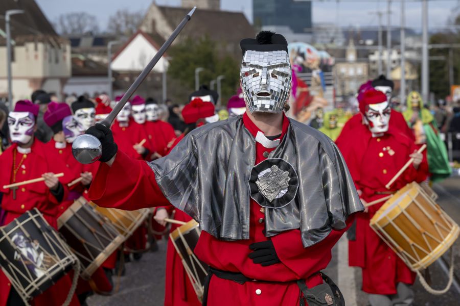 Er kritisiert, dass die Cliquen kurz vor dem Morgestraich vor vollendete Tatsachen gestellt wurden.