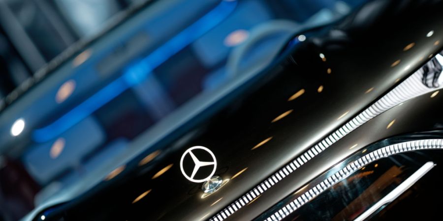 Der deutsche Autobauer Mercedes-Benz hat im Geschäftsjahr 2025 deutlich weniger Gewinn erzielt. Ein Sparprogramm soll den Konzern wieder profitabler machen.(Archivbild)