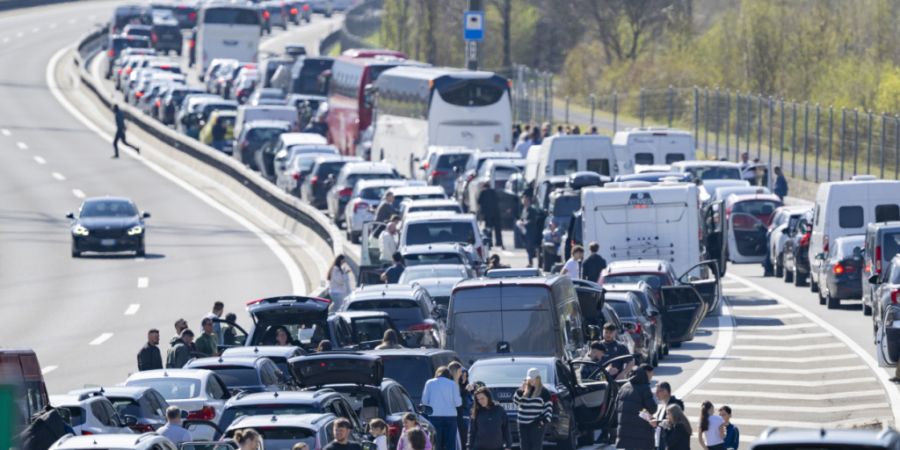 Die Autokolonne vor dem Gotthard-Südportal hat am Freitag erneut eine Länge von zehn Kilometern erreicht. (Archivbild)