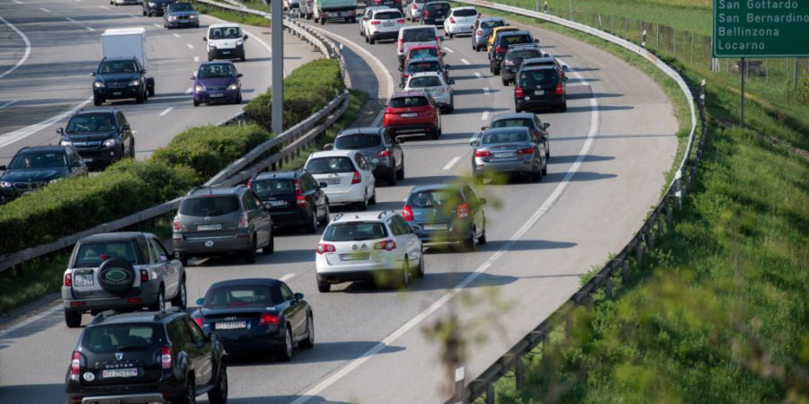 Noch kein Ende des Oster-Rückreiseverkehrs auf der Gotthard-Achse. Auch am Donnerstag stauten sich die Autos lange Kilometer vor der Südeinfahrt zum Gotthard-Strassentunnel. (Archivbild)