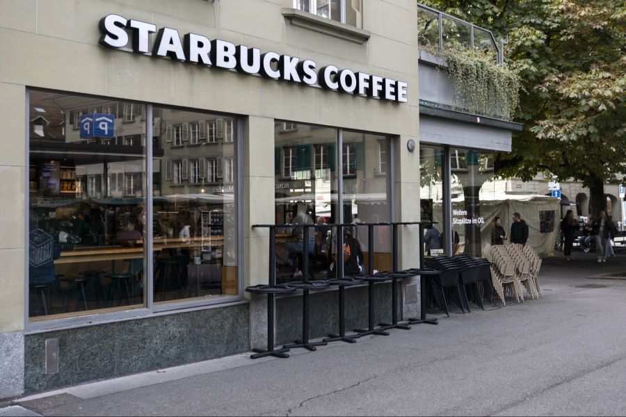 Der Starbucks am Waisenhausplatz in Bern setzt eine klare Regel: Erst bestellen, dann Platz nehmen.