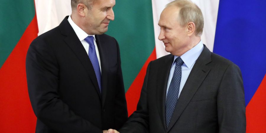 ARCHIV - Rumen Radew (links) zu Besuch bei Wladimir Putin im Jahr 2019. Foto: Yuri Kochetkov/POOL EPA/AP/dpa/Archivbild