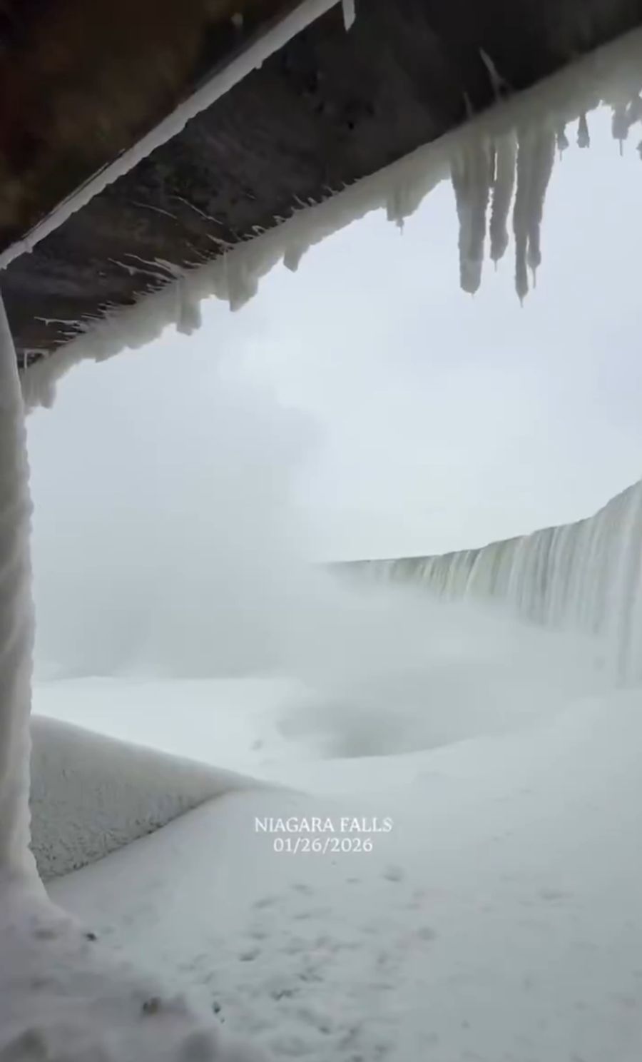 Die Niagara-Fälle an der US-Kanadischen Grenze sind durch den schweren Wintersturm fast zugefroren.