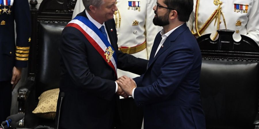 Der ausscheidende chilenische Präsident Gabriel Boric (r) übergibt das Amt an den gewählten Staatschef José Antonio Kast. Foto: Pablo Ovalle Isasmendi/Agencia Uno/dpa