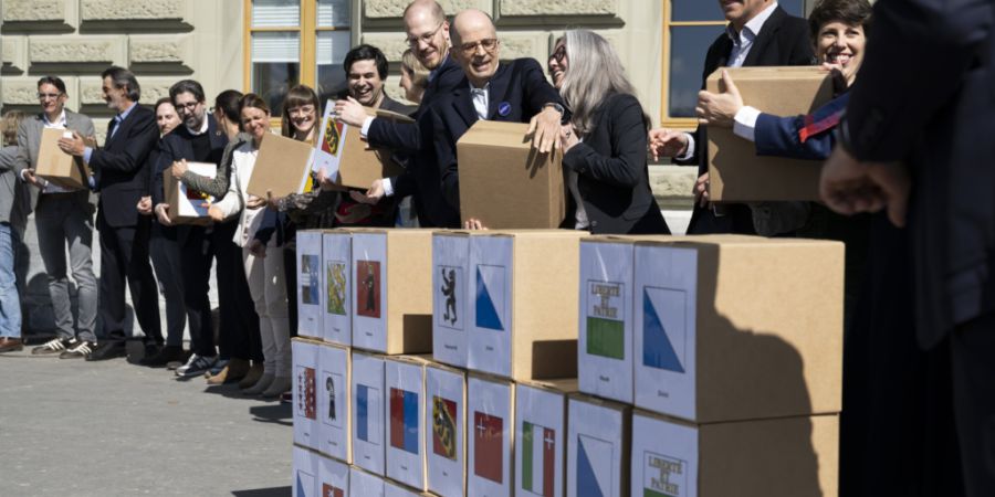 Mitglieder des Komitees hinter der Finanzplatz-Initiative reichen die gesammelten rund 145'000 Unterschriften bei der Bundeskanzlei in Bern ein.
