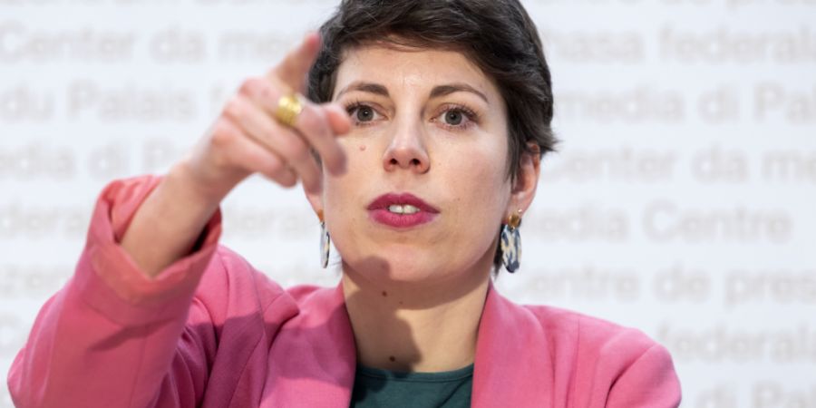 In einer kämpferischen Rede hat Grünen-Präsidentin Lisa Mazzone am Samstag in Chur die Delegierten der Grünen Schweiz auf den Abstimmungskampf für die Klimafonds-Initiative eingesc...