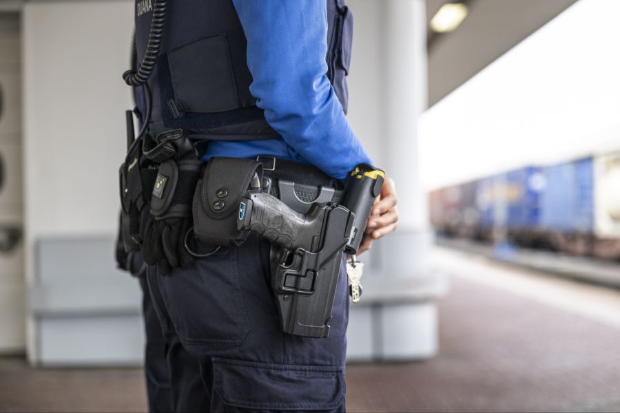 Zahlreiche Grenzwächter haben Möbel untersucht, berichtet ein Nau.ch-Leser. (Symbolbild)