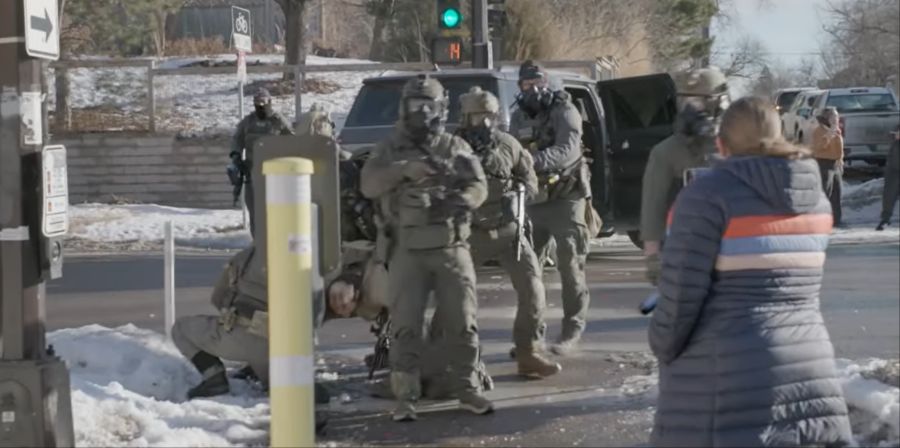 Mehrere ICE-Beamte drücken Alex Pretti zu Boden.