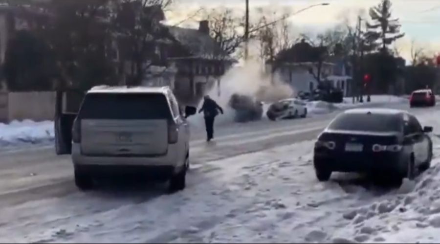 Das Fahrzeugt der jungen Mutter kollidiert zuletzt mit anderen Fahrzeugen und kommt zum Stillstand. Später wird sie für tot erklärt.