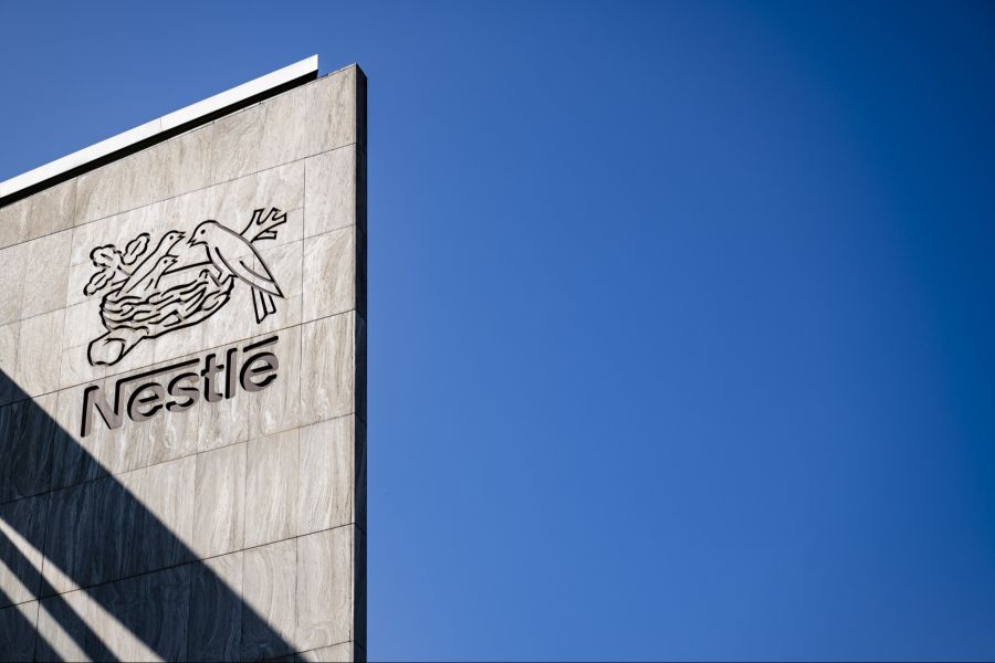 Der Nahrungsmittelkonzern Nestlé (hier ein Bild des Hauptsitzes in Vevey) musste wegen Giftstoffen Babynahrung in 60 Ländern zurückrufen.