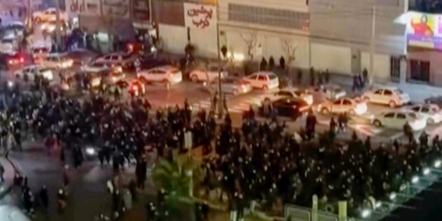 HANDOUT - Dieses Videostandbild, das von einer Person aufgenommen wurde, die nicht bei Associated Press angestellt ist, und das AP außerhalb des Irans erhalten hat, zeigt Menschen, die...