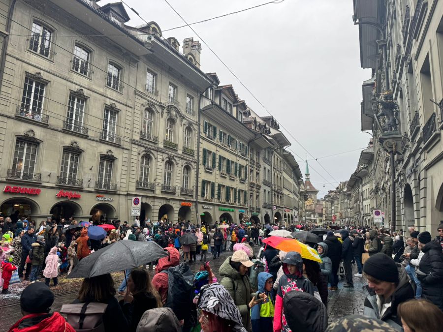 Tausende Fasnachtsfreudige zieht es anlässlich des bunten Treibens in die Altstadt – trotz des nicht optimalen Wetters mit teilweise Regen.