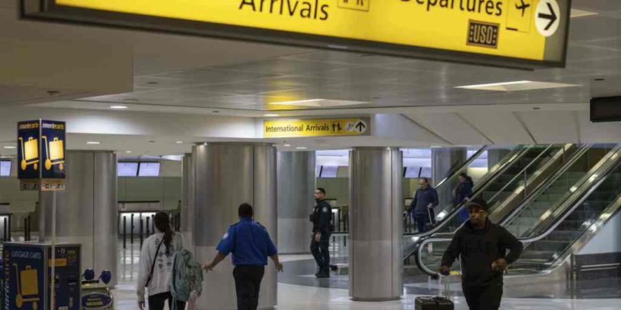 ARCHIV - Menschen gehen durch das Terminal des Newark Liberty International Airport. Foto: Yuki Iwamura/FR171758 AP/dpa/Symbolbild