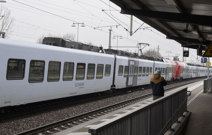 Der Angriff erfolgte, kurz nachdem der Regionalexpress den Bahnhof Landstuhl im südwestlichen Bundesland Rheinland-Pfalz verlassen hatte.
