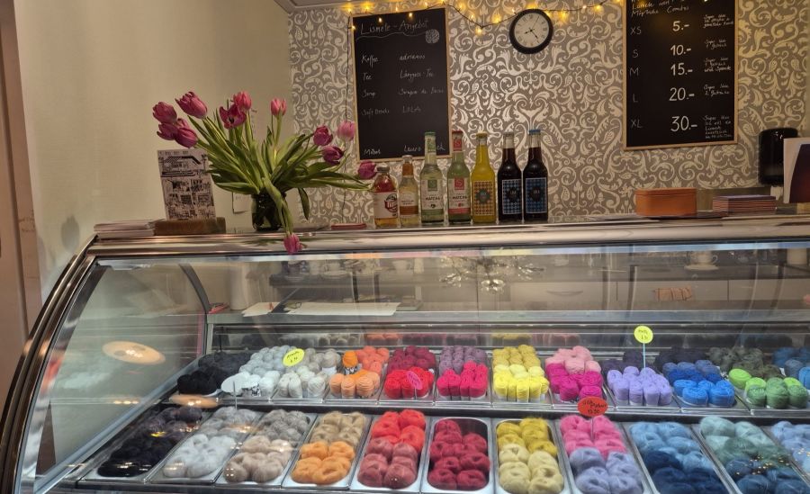 Bereits zum dritten Mal verwandelt sich die «Gelateria di Berna» im Berner Mattenhof in der Winterpause in ein Strick-Pop-up.