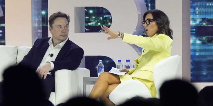 Der Tech-Milliardär Elon Musk sowie X-Geschäftsführerin Linda Yaccarino - im Bild an einem gemeinsamen Event in Florida - stehen wegen dem KI-Chatbot Grok unter Druck der französisc...
