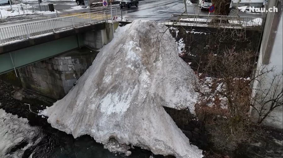 Nach 96 Stunden ist der Schnee teilweise fast schwarz vor Dreck.