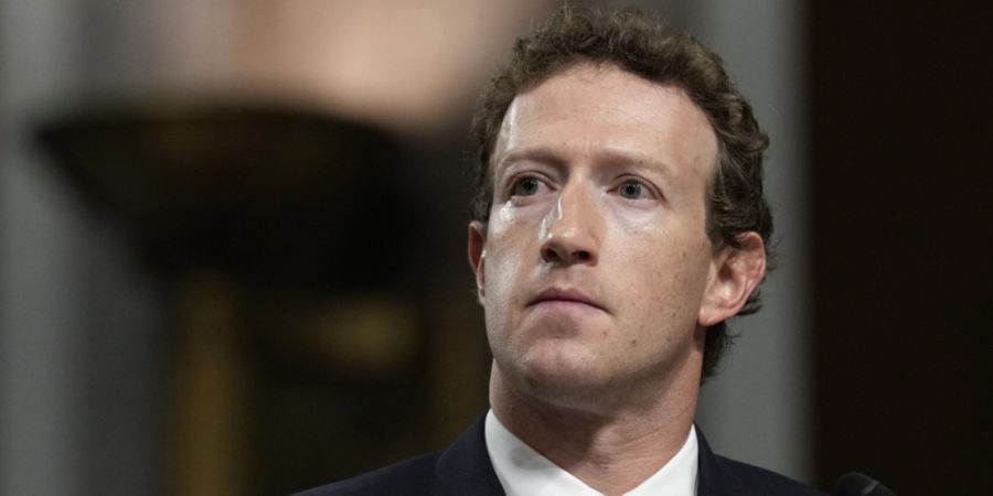 Facebook-Gründer Mark Zuckerberg hatte über Jahre versucht, virtuelle Realität (VR) als nächste Computer-Plattform zu etablieren. Aus Kostengründen gibt er das nun auf. (Archivbild)