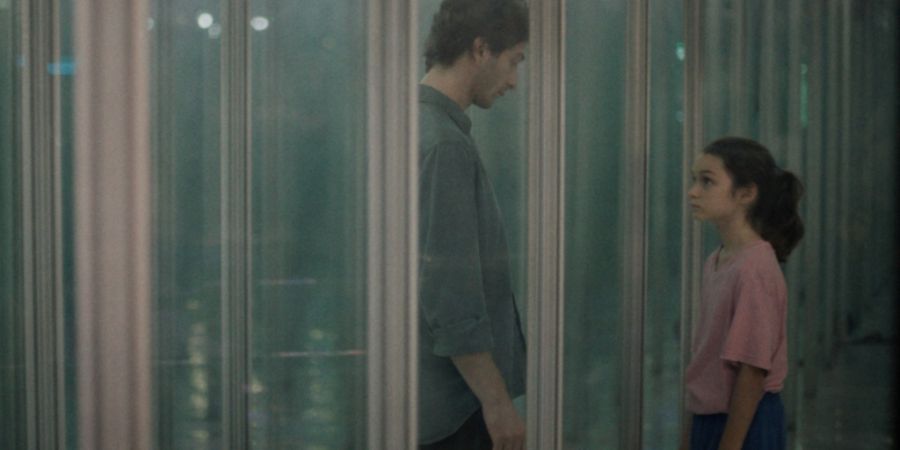 Beziehungen haben es schwer in der Dystopie von «Don't let the Sun». Darin erhält Jonah den Auftrag, als Vaterfigur ins Leben von Nika zu treten.