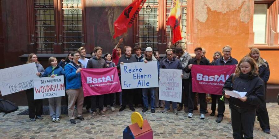 Die Unterschriften für die Initiative «Erben fürs Wohnen» wurden am Mittwoch in Basel eingereicht.
