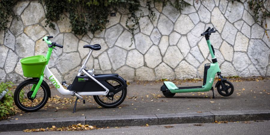 Anbieter von E-Trottinetts oder Leihvelos müssen den Städten und Gemeinden etwas für den öffentlichen Grund bezahlen. Dies hat das Verwaltungsgericht entschieden. Die Gefährte wür...