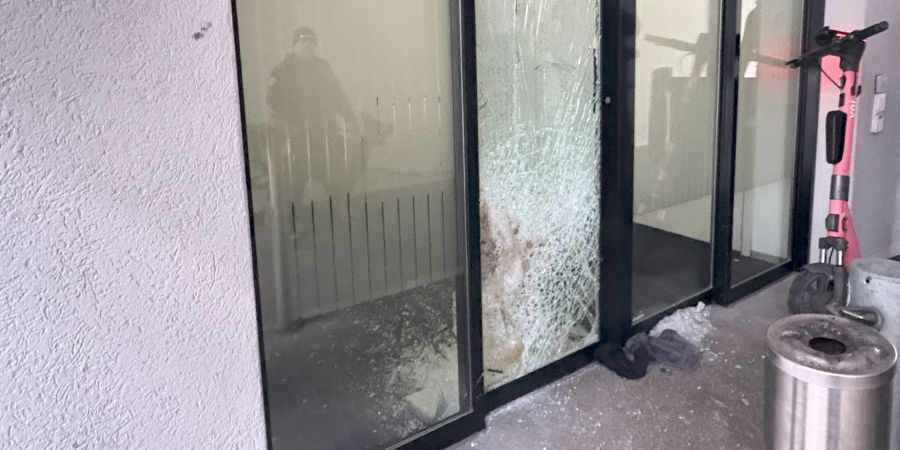 Seiteneingangstüre des Gebäudes