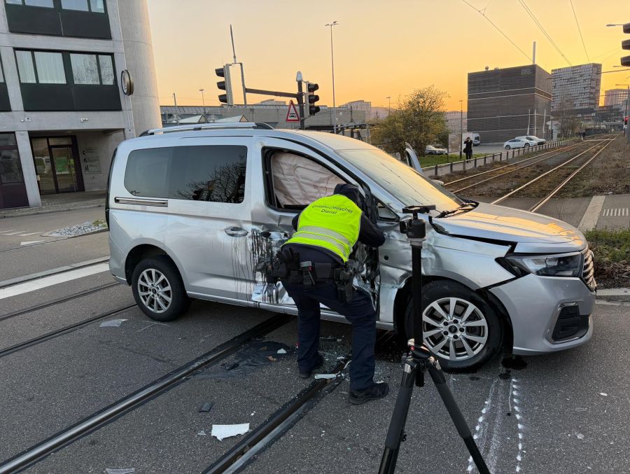 Beide Personen, die sich zum Zeitpunkt des Unfalls im Auto befanden, wurden verletzt.