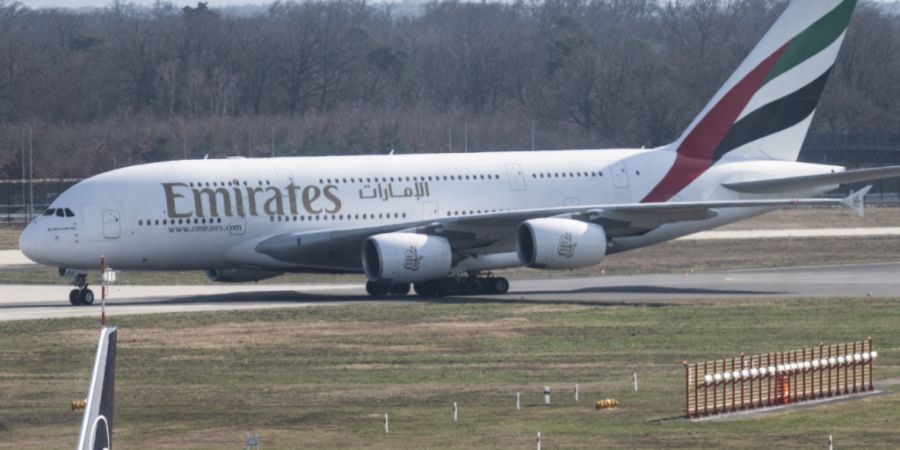 Ein Airbus A-380 von Emirates landet nach seinem Flug aus Dubai auf dem Flughafen. Nach wie vor sitzen nach dem Ausbruch des Krieges im Iran in den Golfstaaten zehntausende Touristen fe...
