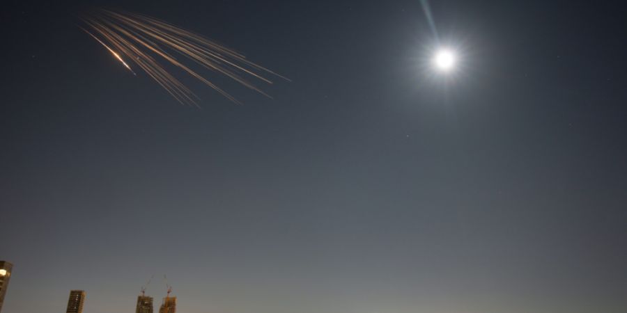 Vom Iran abgeschossene Raketen sind am Himmel über Zentralisrael zu sehen. Foto: Ohad Zwigenberg/AP/dpa