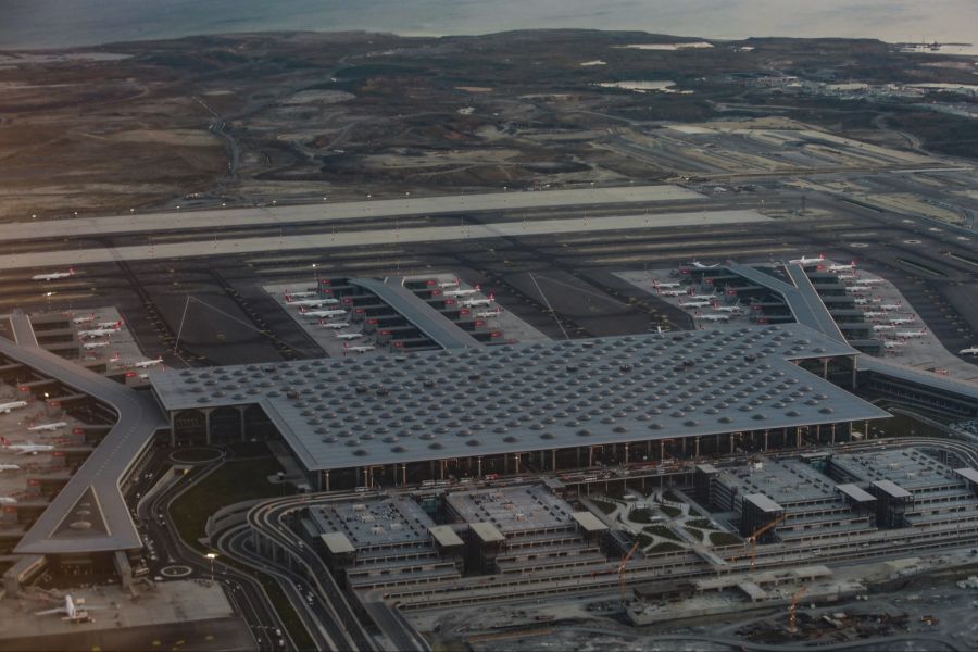 Vor der Grenze mussten sie in ein omanisches Taxi umsteigen. Der Flug vom Oman nach Istanbul hatte dann Verspätung, weswegen sie den Anschlussflug verpassten.