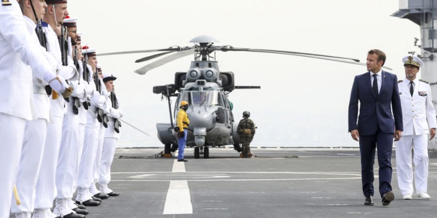ARCHIV - Emmanuel Macron (2.v.r.), Präsident von Frankreich, besichtigt die Truppe auf dem Hubschrauberträger «Tonnerre». Foto: Stephane Lemouton/Pool Bestimage/dpa/Archivbild