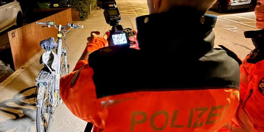 Die Polizei beim Fotografieren des Unfallvelos.
