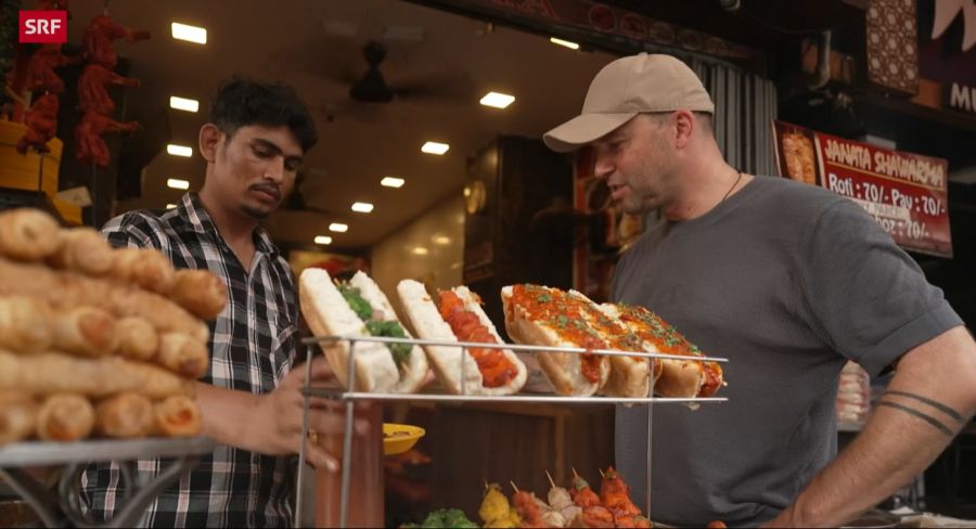 Jonny Fischer probiert in Mumbai verschiedene Gerichte.
