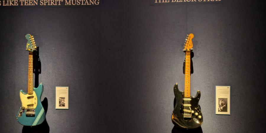 ARCHIV - Zwei ikonische Gitarren: Die Fender Mustang von Nirvana-Frontmann Kurt Cobain (l) und die schwarze Fender Stratocaster von Pink-Floyd-Gitarrist David Gilmour. Foto: Philip Deth...