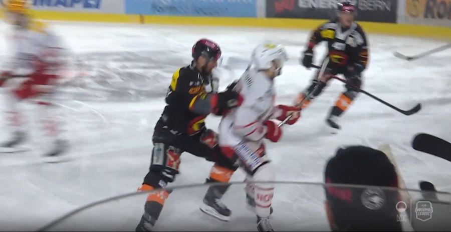 Tristan Scherwey (l.) stösst Rapperswil-Spieler Mauro Dufner im Play-In-Duell in den Rücken.