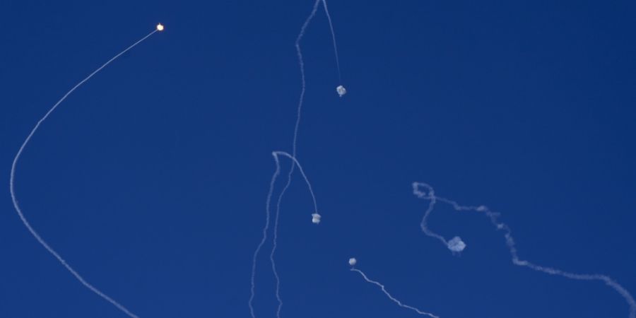 ARCHIV - Das israelische Luftabwehrsystem Iron Dome feuert, um Raketen abzufangen, die aus dem Libanon abgefeuert wurden (Archivbild). Foto: Baz Ratner/AP/dpa