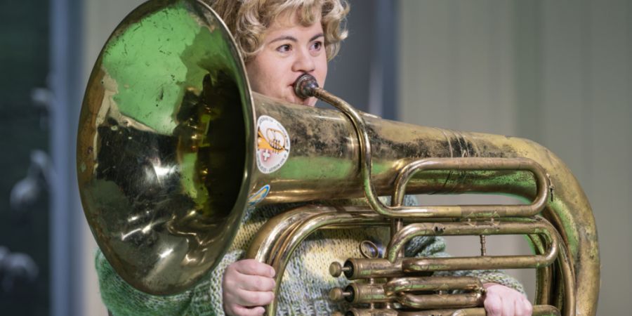 Christoph Marthaler und das Theater Hora werden wieder mit dabei sein. Szenenbild aus der Produktion «Gesellschaft mit besonderer Hingabe (GmbH)», die wieder aufgenommen wird.