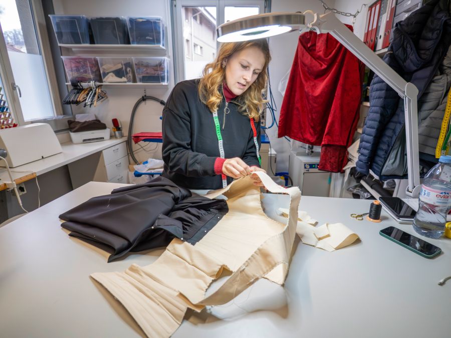 Tatsächlich wird eine Tracht auch heute noch zu 90 Prozent von Hand genäht.