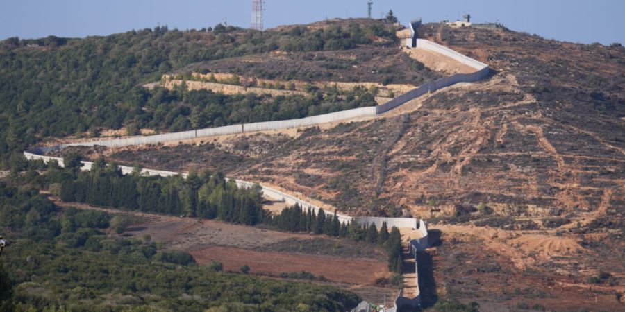 ARCHIV - Eine Mauer, Teil der Grenze zum Libanon, im Norden Israels. Foto: Ariel Schalit/AP/dpa/Symbolbild