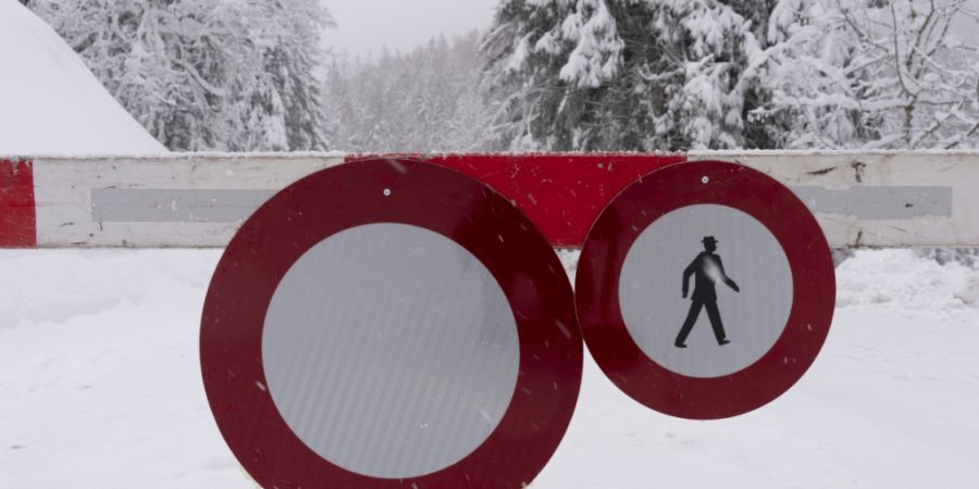 Entlang des Klöntalersees herrschte am Samstag Lawinengefahr, die Klöntalerstrasse wurde gesperrt. (Themenbild)