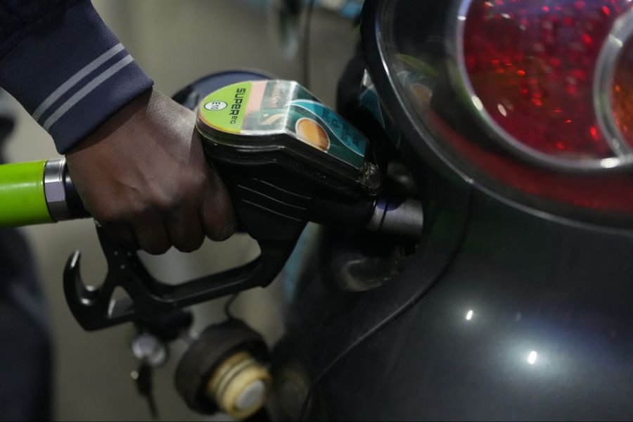 Die Eskalation im Nahen Osten lässt Schweizer Autofahrer an den Tankstellen Schlange stehen.