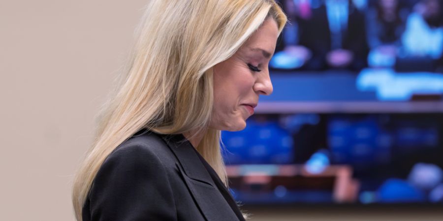 ARCHIV - US-Justizministerin Pam Bondi lächelt, als sie sich auf Fragen des Justizausschusses des Repräsentantenhauses über den Umgang des Justizministeriums mit den Akten des verurt...