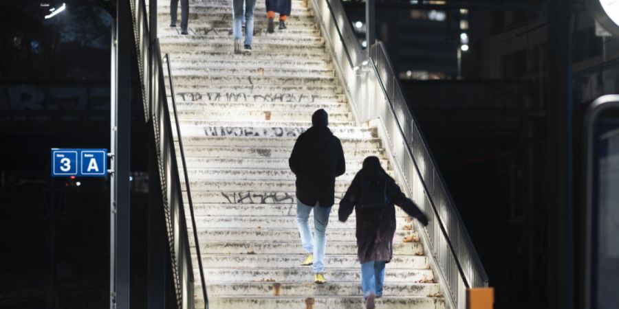 Gerade nachts fühlen sich Jugendliche im öffentlichen Raum und im öffentlichen Verkehr oft nicht sicher. (Symbolbild)