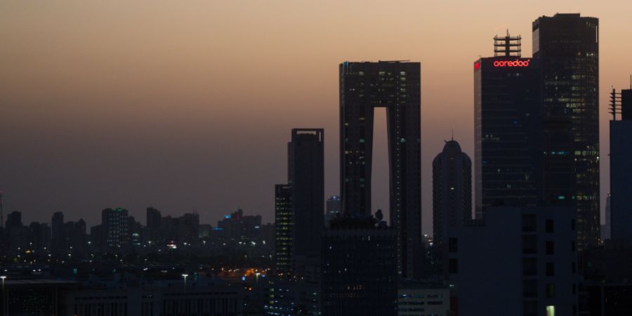 ARCHIV - Die aufgehende Sonne färbt den Himmel hinter der Skyline von Kuwait-City rötlich. Foto: Soeren Stache/dpa